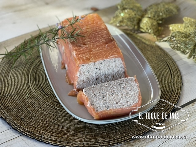 Lo vertemos en el molde del salmón y reservamos en la nevera un mínimo de 4 horas.